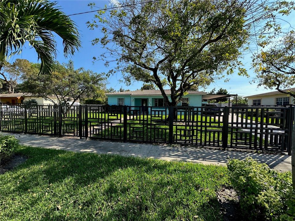 合同活跃: $3,500 (4 贝兹, 2 浴室, 1658 平方英尺)