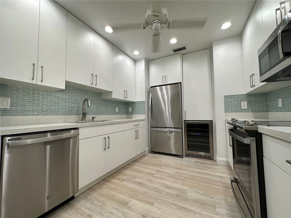 合同活跃: $3,500 (4 贝兹, 2 浴室, 1658 平方英尺)