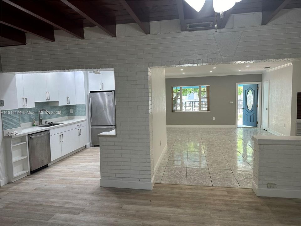 合同活跃: $3,500 (4 贝兹, 2 浴室, 1658 平方英尺)