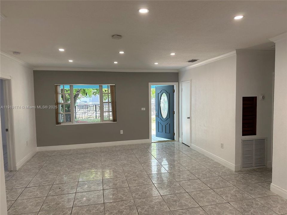 合同活跃: $3,500 (4 贝兹, 2 浴室, 1658 平方英尺)