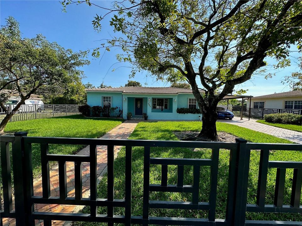 合同活跃: $3,500 (4 贝兹, 2 浴室, 1658 平方英尺)