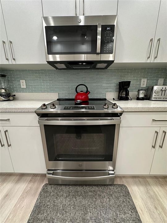 合同活跃: $3,500 (4 贝兹, 2 浴室, 1658 平方英尺)