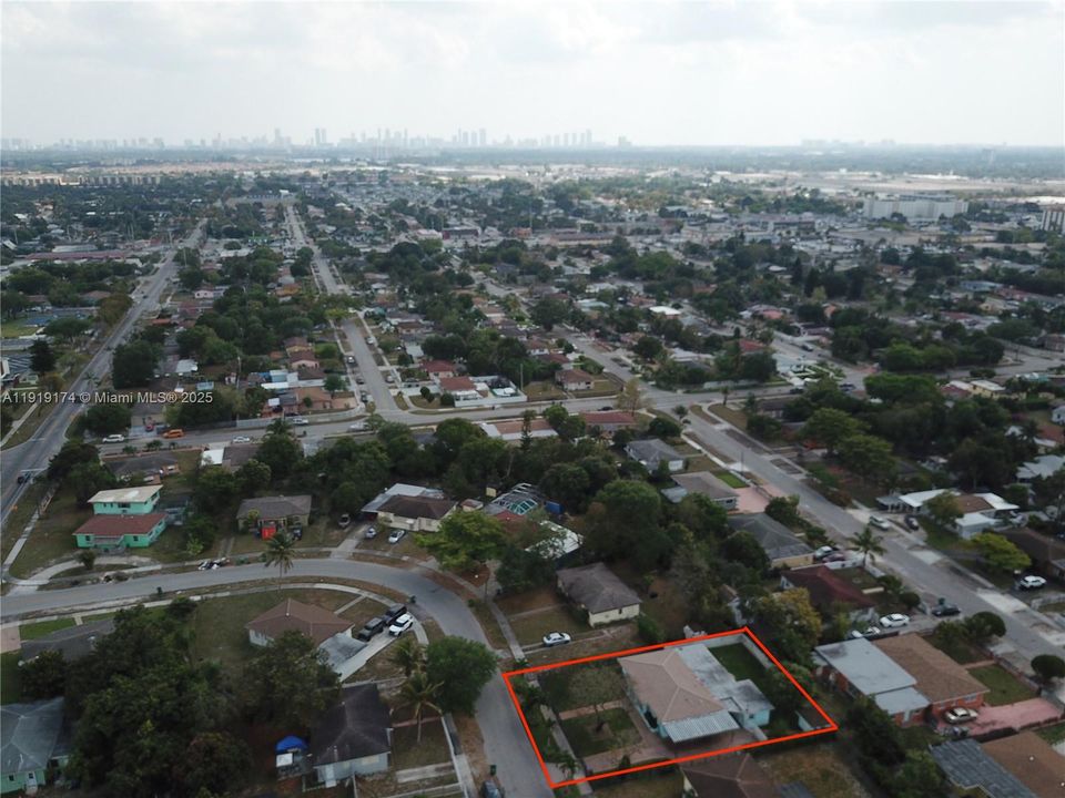 合同活跃: $3,500 (4 贝兹, 2 浴室, 1658 平方英尺)