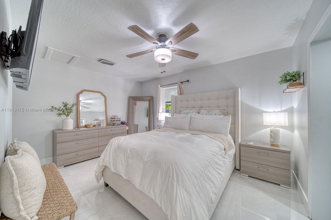 Active With Contract: $5,600 (3 beds, 3 baths, 1799 Square Feet)