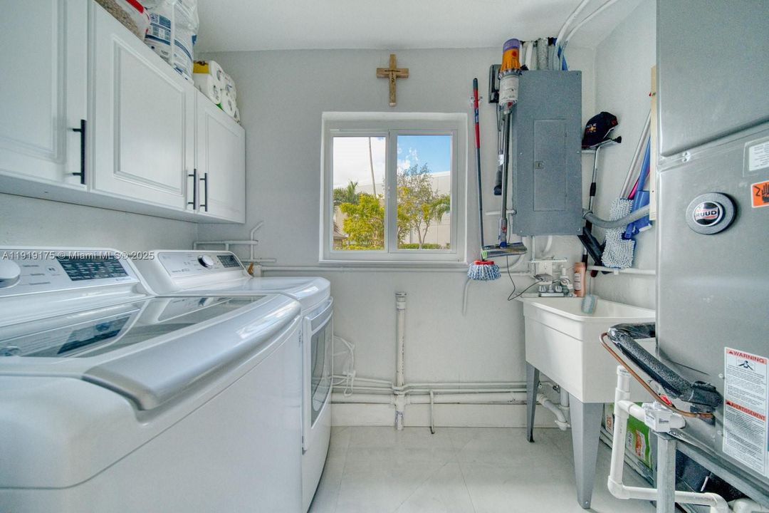 Active With Contract: $5,600 (3 beds, 3 baths, 1799 Square Feet)