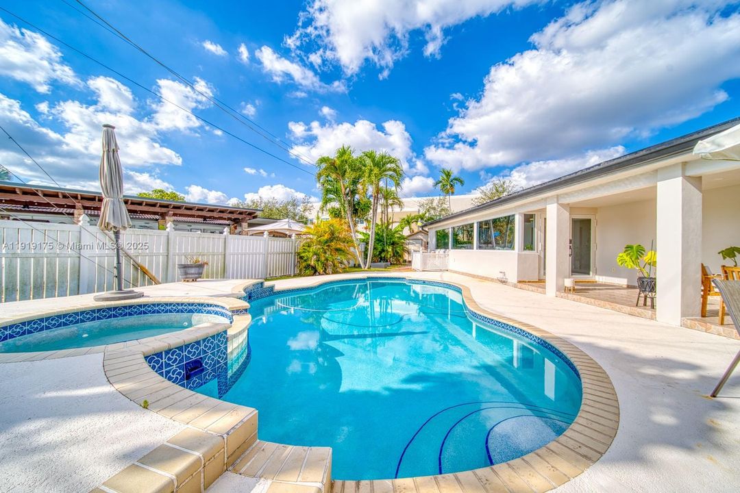 Active With Contract: $5,600 (3 beds, 3 baths, 1799 Square Feet)