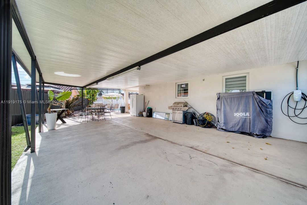 Active With Contract: $5,600 (3 beds, 3 baths, 1799 Square Feet)