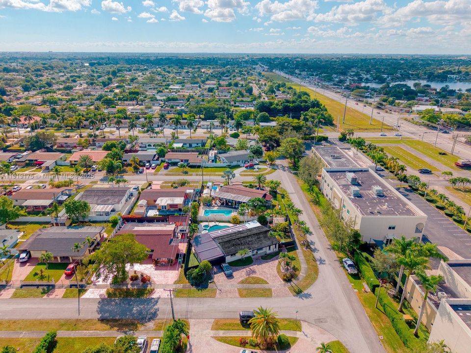 Active With Contract: $5,600 (3 beds, 3 baths, 1799 Square Feet)