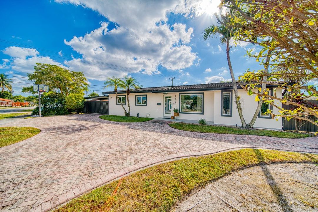 Active With Contract: $5,600 (3 beds, 3 baths, 1799 Square Feet)