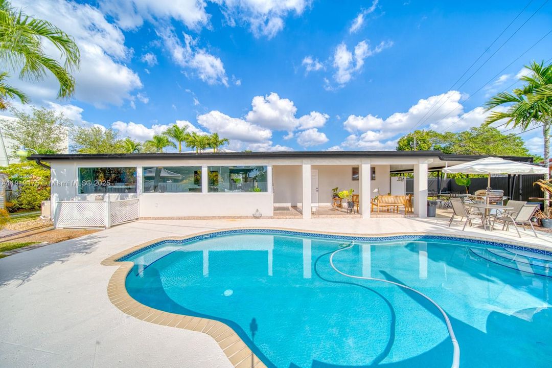 Active With Contract: $5,600 (3 beds, 3 baths, 1799 Square Feet)