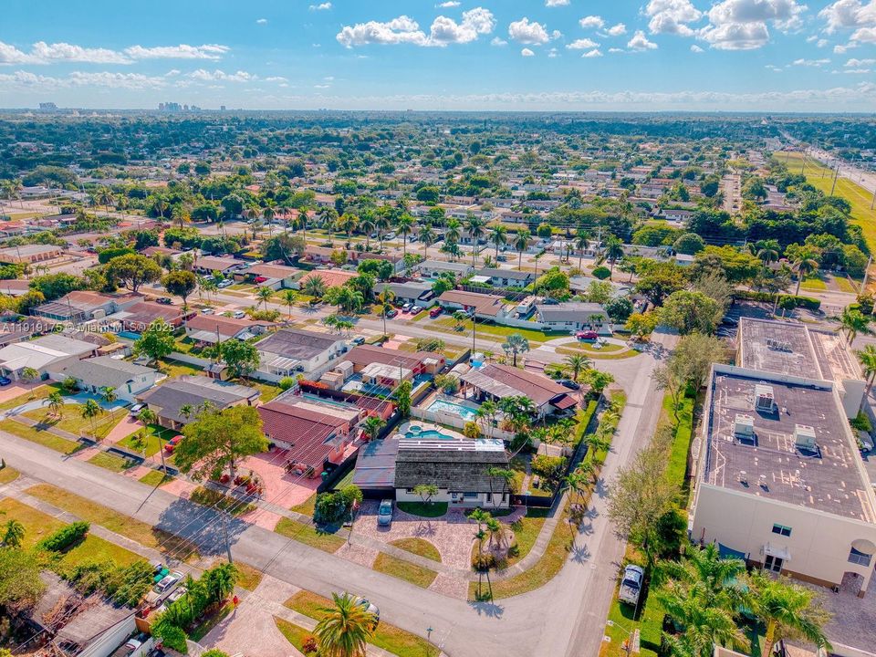 Active With Contract: $5,600 (3 beds, 3 baths, 1799 Square Feet)