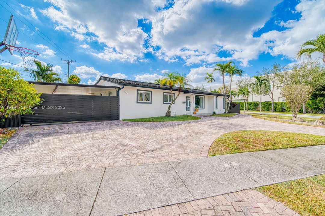 Active With Contract: $5,600 (3 beds, 3 baths, 1799 Square Feet)