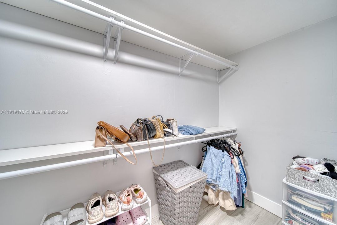 Active With Contract: $5,600 (3 beds, 3 baths, 1799 Square Feet)