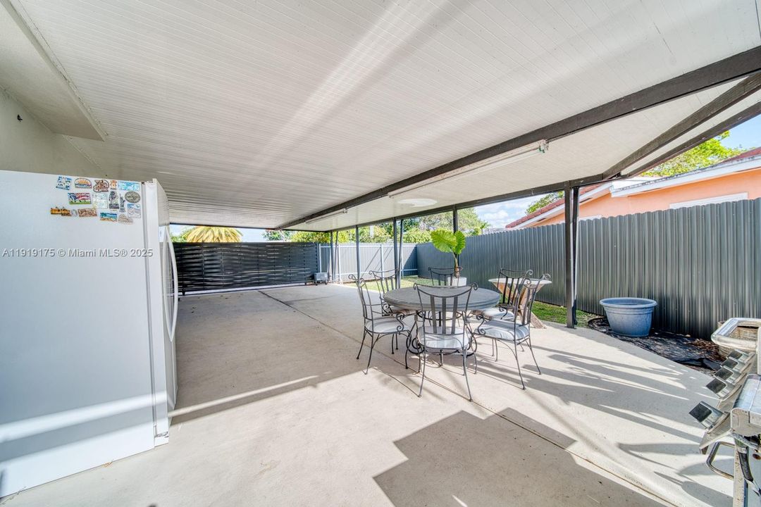 Active With Contract: $5,600 (3 beds, 3 baths, 1799 Square Feet)