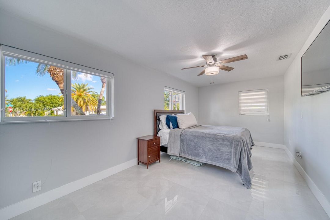 Active With Contract: $5,600 (3 beds, 3 baths, 1799 Square Feet)