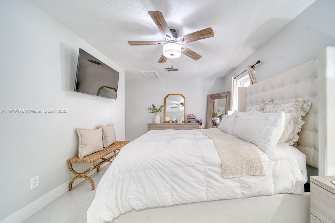 Active With Contract: $5,600 (3 beds, 3 baths, 1799 Square Feet)