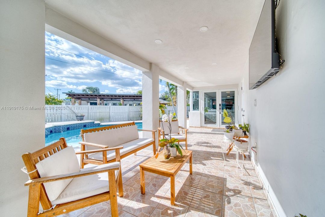 Active With Contract: $5,600 (3 beds, 3 baths, 1799 Square Feet)