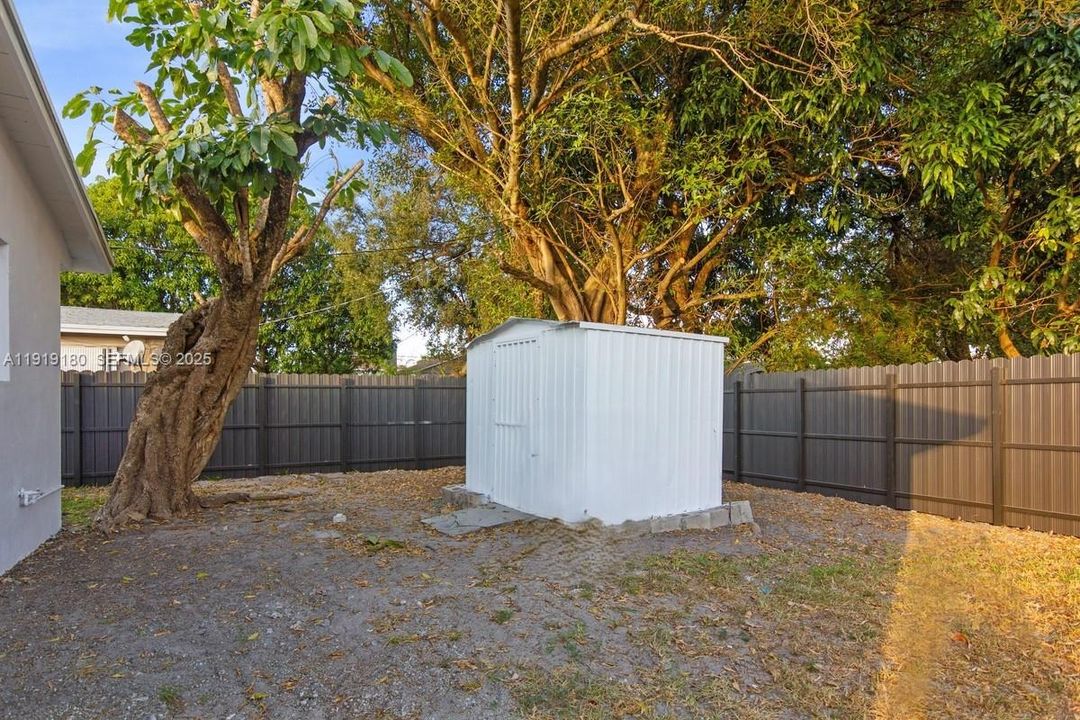 For Sale: $465,000 (3 beds, 1 baths, 875 Square Feet)