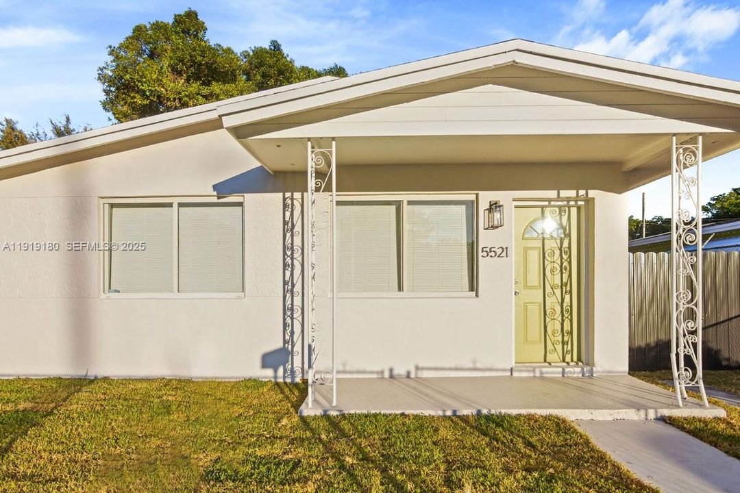 For Sale: $465,000 (3 beds, 1 baths, 875 Square Feet)