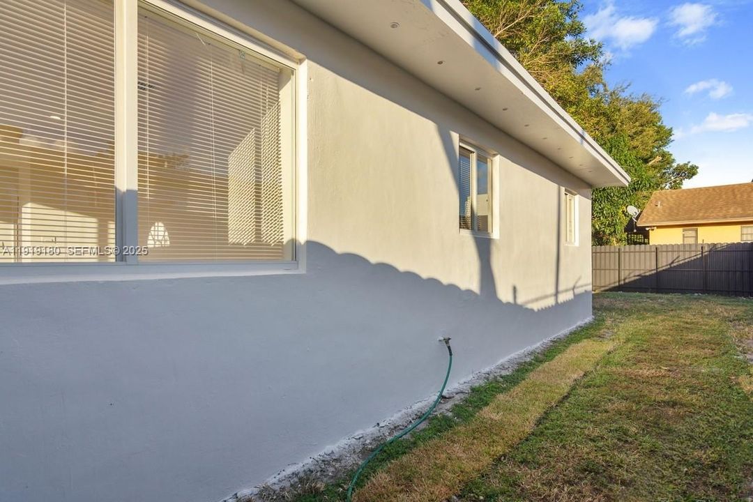 For Sale: $465,000 (3 beds, 1 baths, 875 Square Feet)