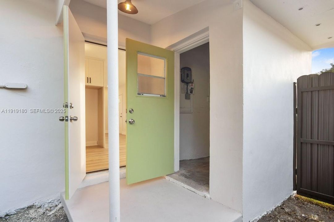 For Sale: $465,000 (3 beds, 1 baths, 875 Square Feet)