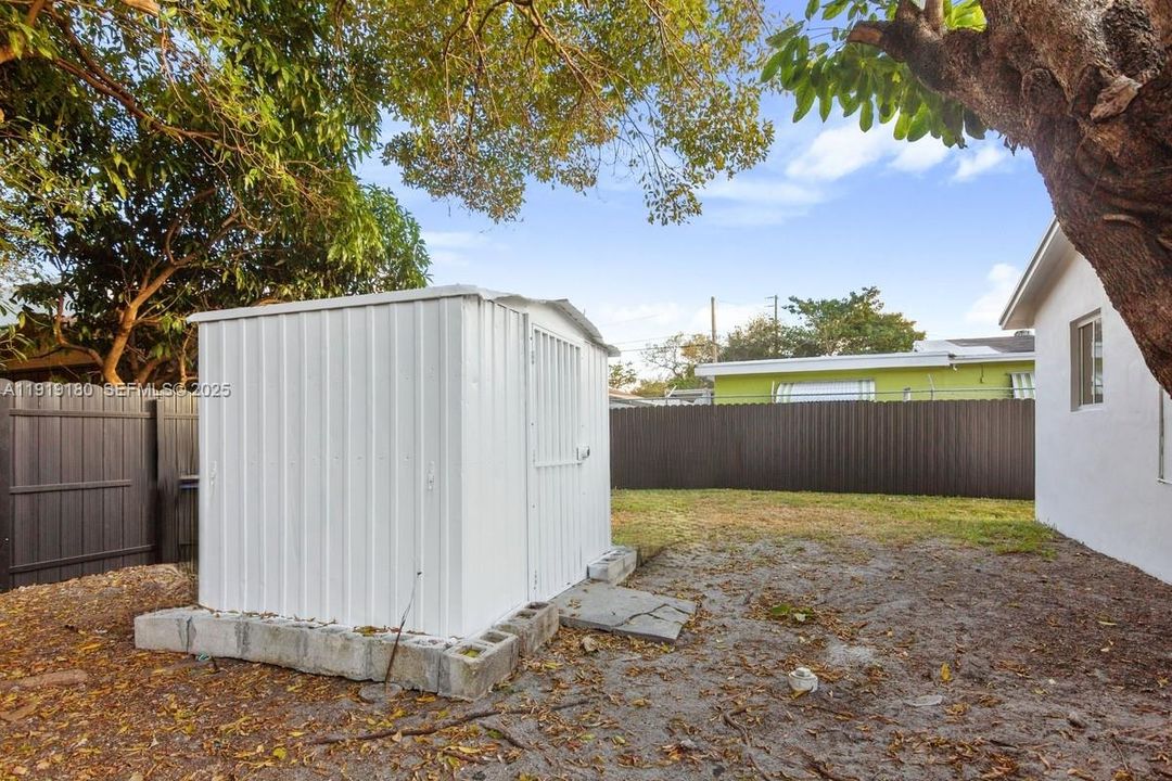 For Sale: $465,000 (3 beds, 1 baths, 875 Square Feet)