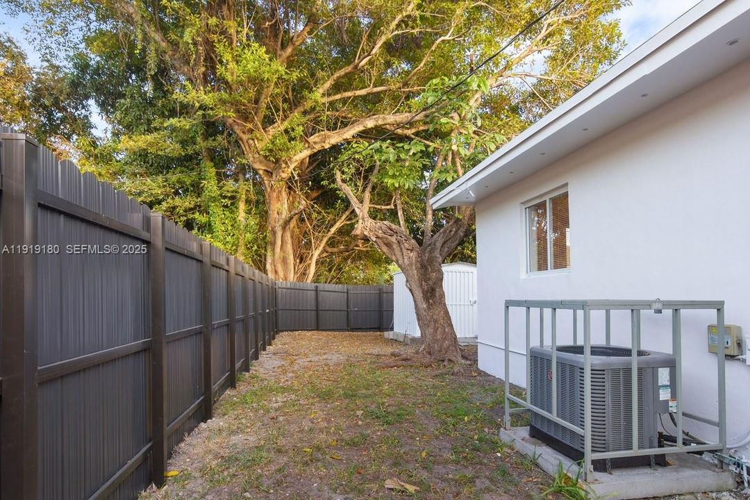 For Sale: $465,000 (3 beds, 1 baths, 875 Square Feet)