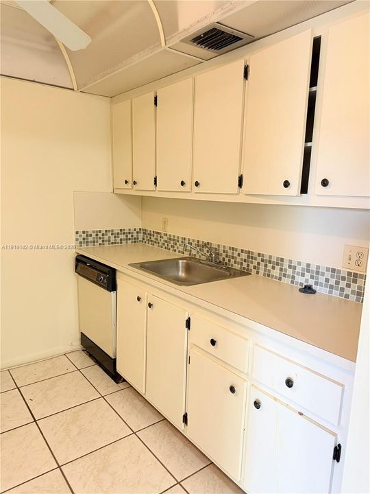 For Rent: $1,550 (1 beds, 1 baths, 811 Square Feet)