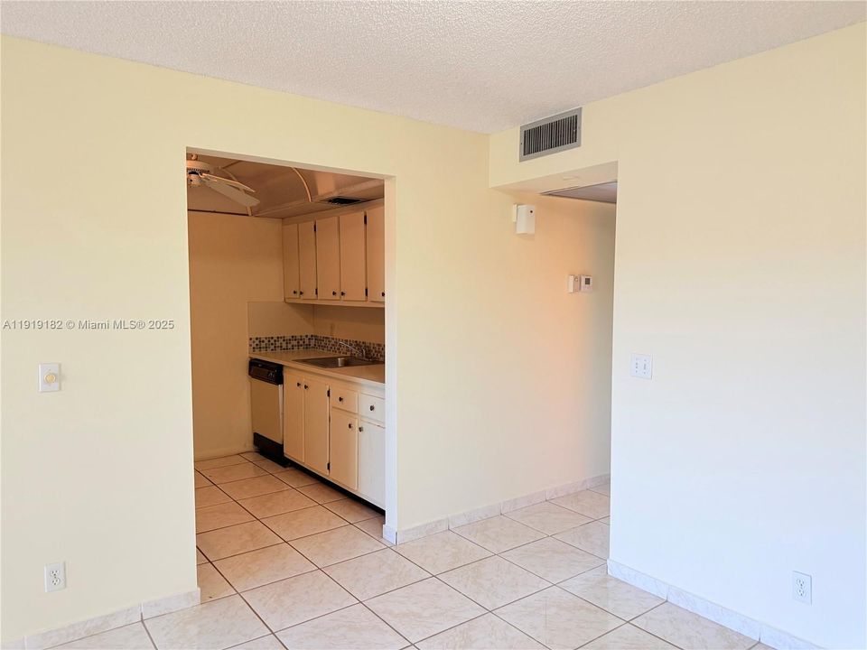 For Rent: $1,550 (1 beds, 1 baths, 811 Square Feet)