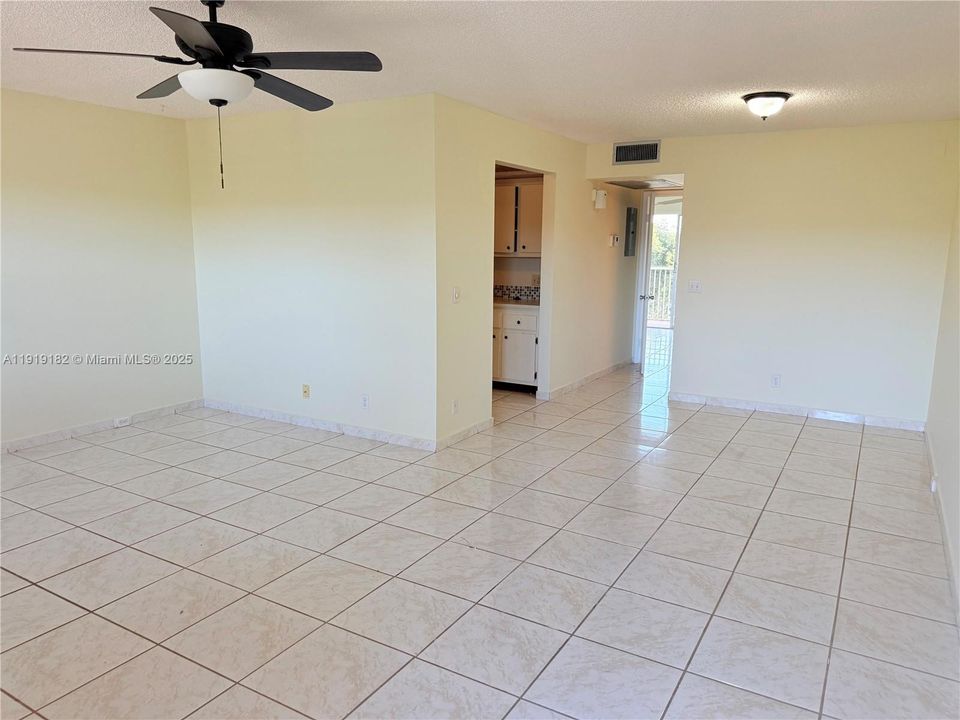 For Rent: $1,550 (1 beds, 1 baths, 811 Square Feet)