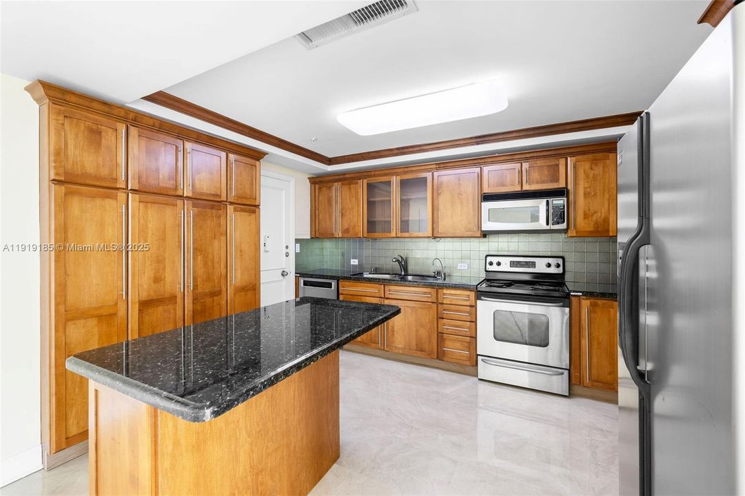 For Sale: $685,000 (2 beds, 3 baths, 1660 Square Feet)