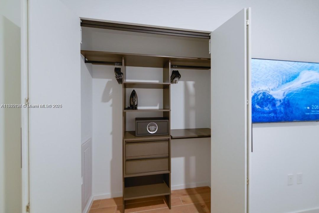 For Sale: $890,000 (1 beds, 1 baths, 509 Square Feet)