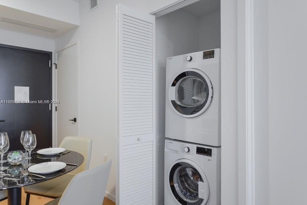 For Sale: $890,000 (1 beds, 1 baths, 509 Square Feet)