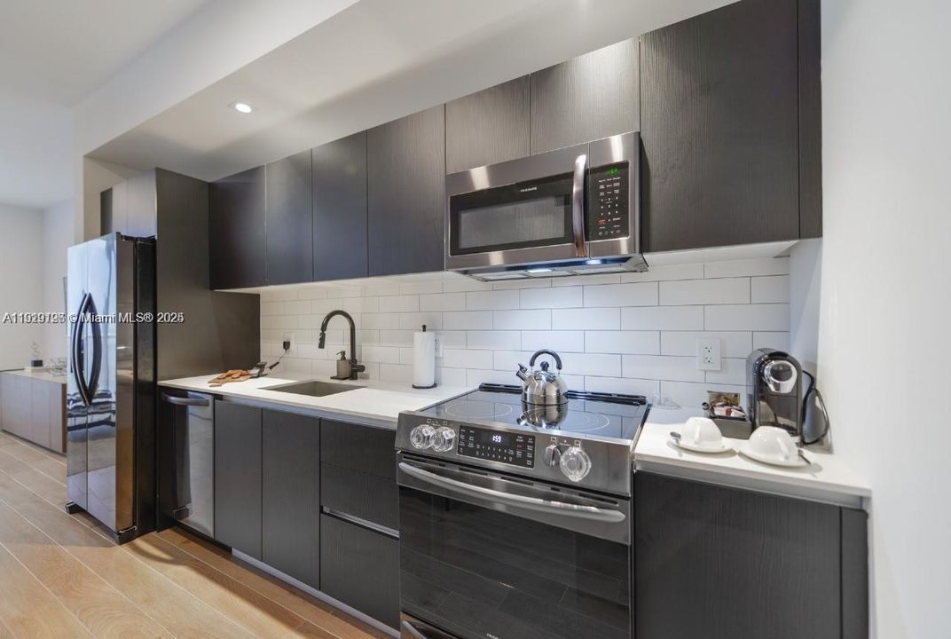 For Sale: $890,000 (1 beds, 1 baths, 509 Square Feet)