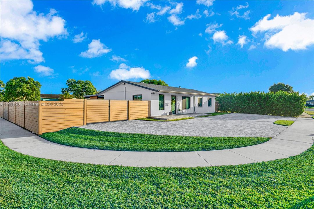 На продажу: $675,000 (3 спален, 2 ванн, 1200 Квадратных фут)