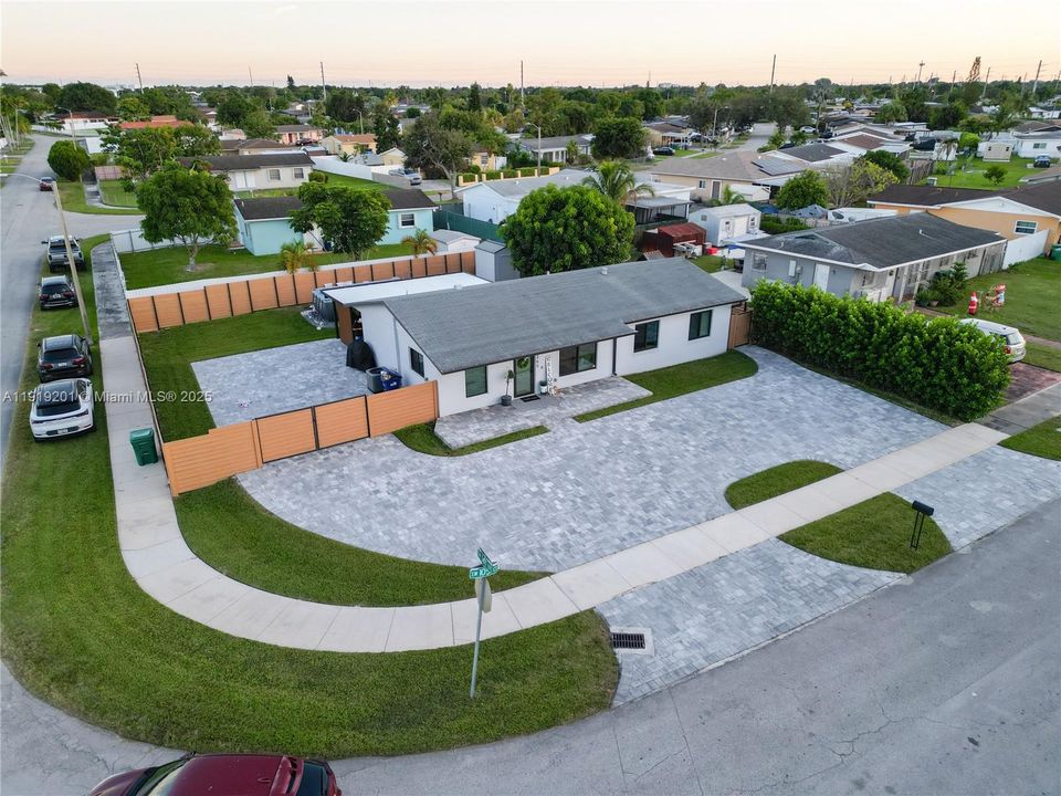 На продажу: $675,000 (3 спален, 2 ванн, 1200 Квадратных фут)