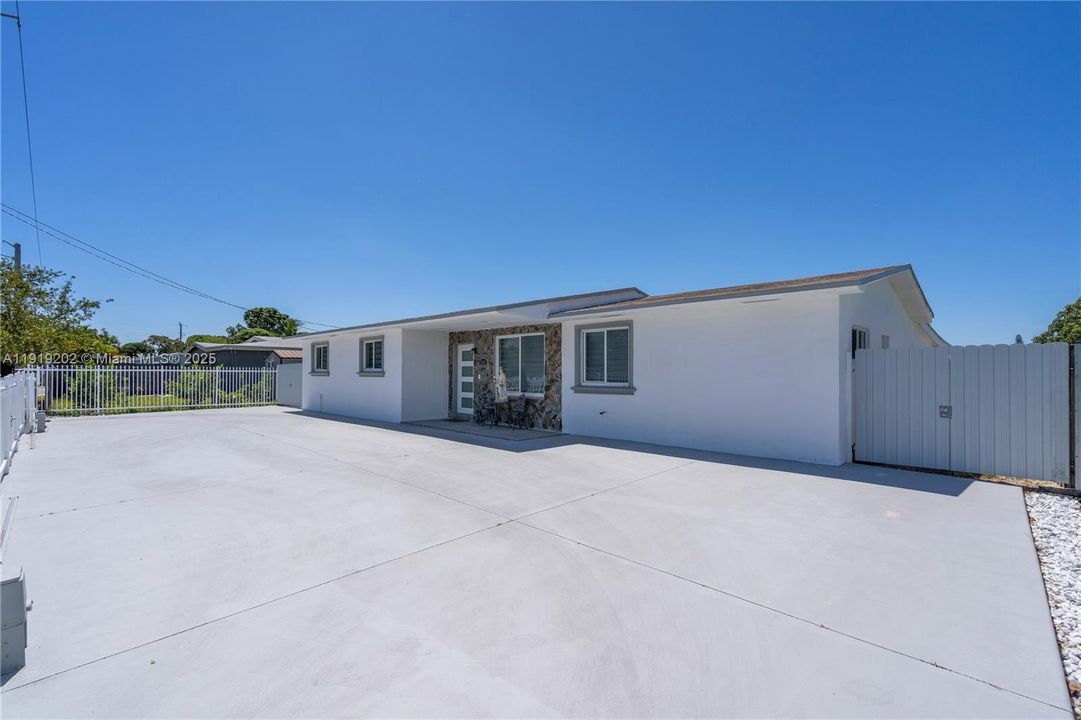 For Sale: $670,000 (4 beds, 3 baths, 2032 Square Feet)