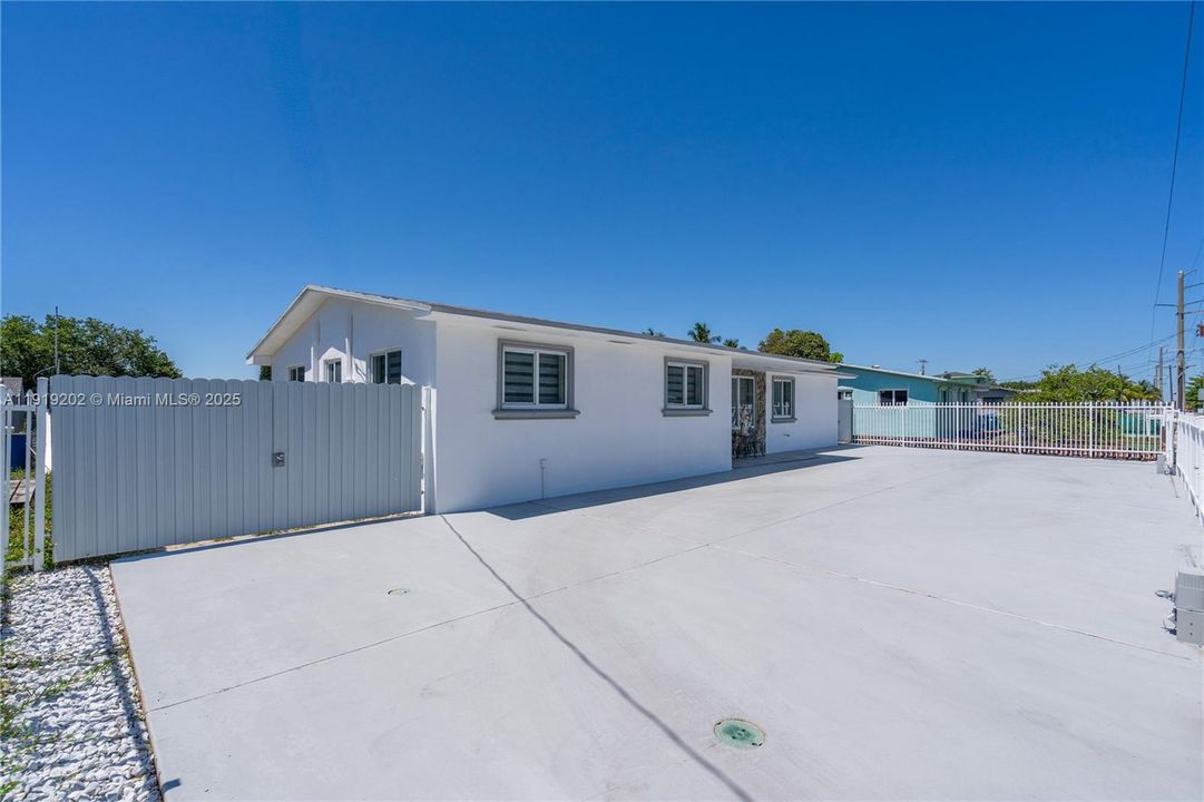 For Sale: $670,000 (4 beds, 3 baths, 2032 Square Feet)