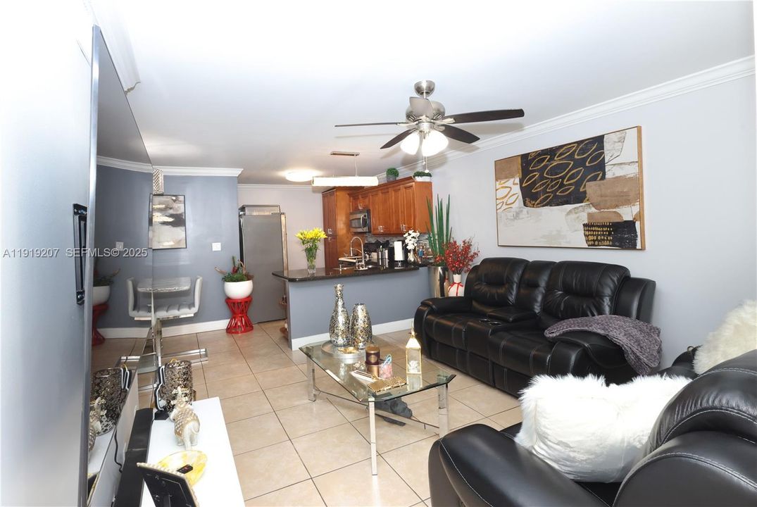 待售: $285,000 (2 贝兹, 2 浴室, 747 平方英尺)