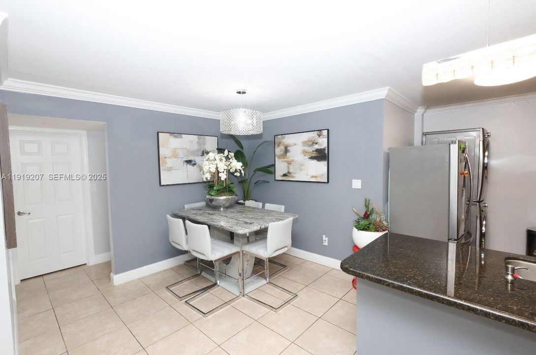 待售: $285,000 (2 贝兹, 2 浴室, 747 平方英尺)