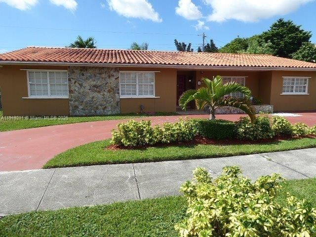 Active With Contract: $3,800 (4 beds, 2 baths, 1979 Square Feet)