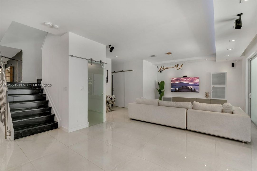 For Rent: $6,500 (5 beds, 4 baths, 2885 Square Feet)