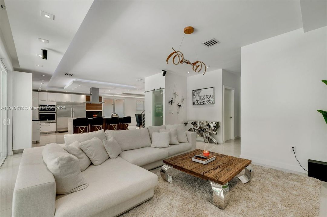 For Rent: $6,500 (5 beds, 4 baths, 2885 Square Feet)