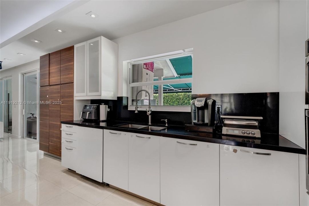 For Rent: $6,500 (5 beds, 4 baths, 2885 Square Feet)