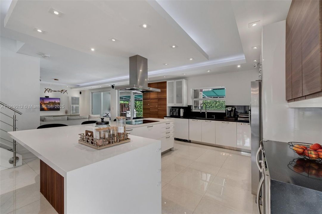 For Rent: $6,500 (5 beds, 4 baths, 2885 Square Feet)