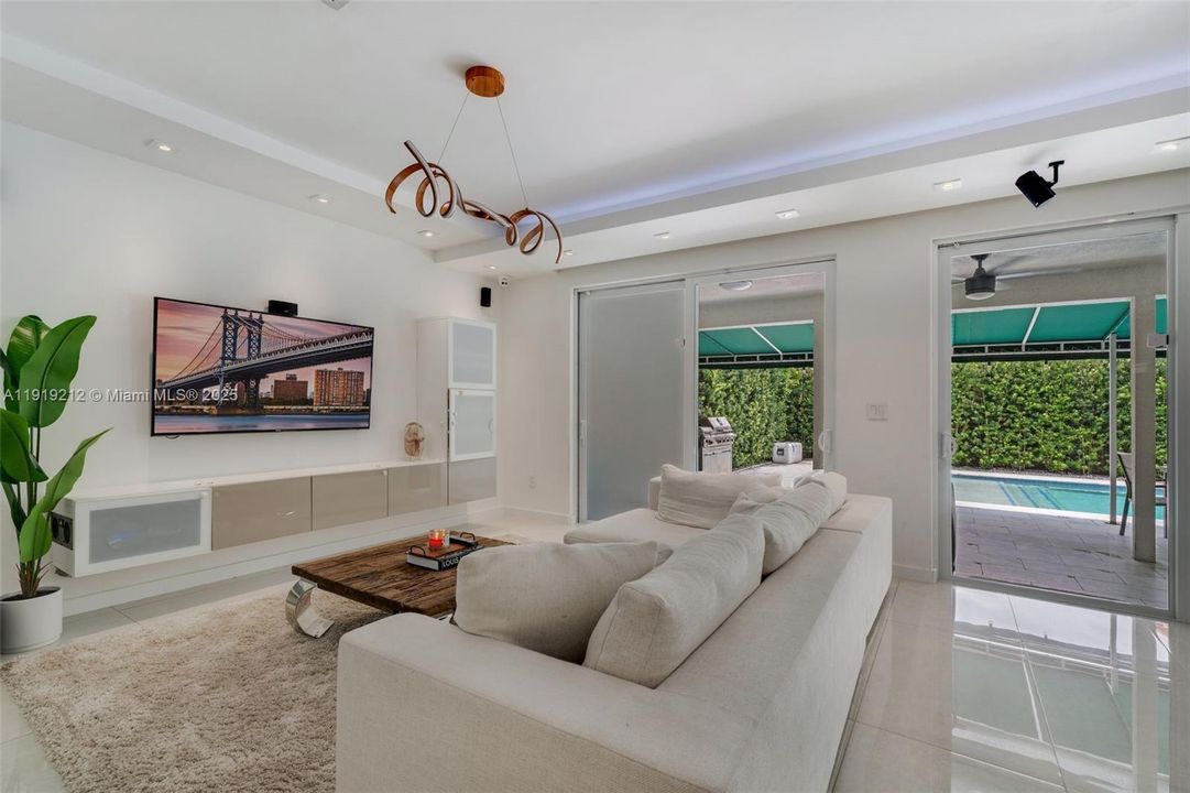 For Rent: $6,500 (5 beds, 4 baths, 2885 Square Feet)