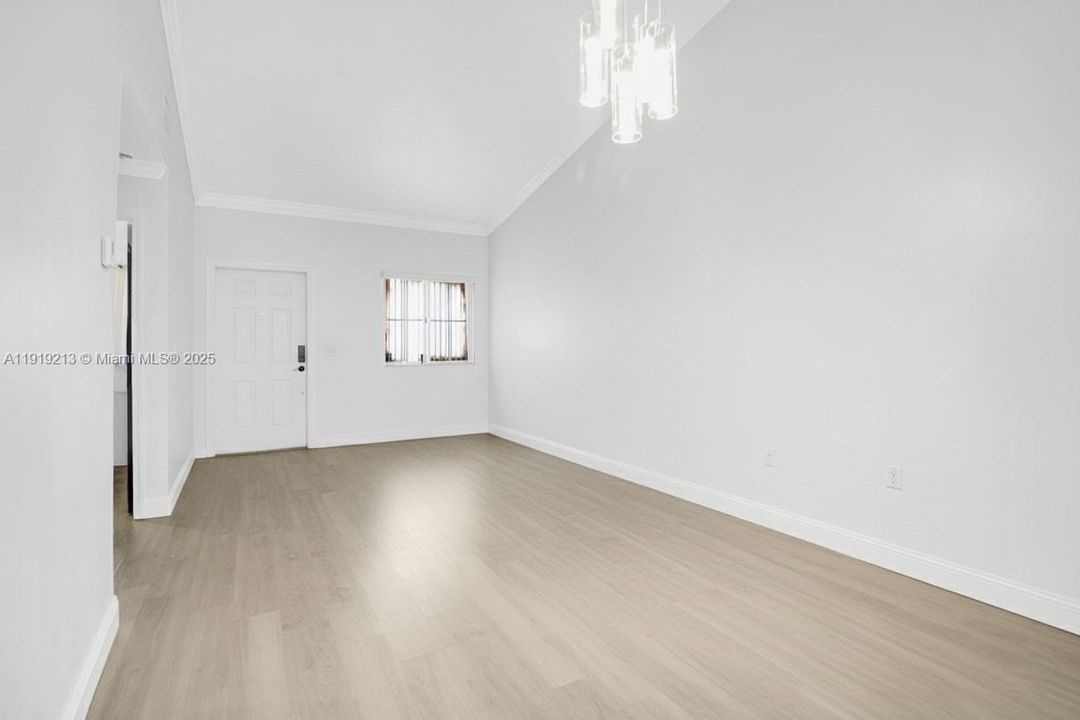 待售: $320,000 (2 贝兹, 2 浴室, 822 平方英尺)