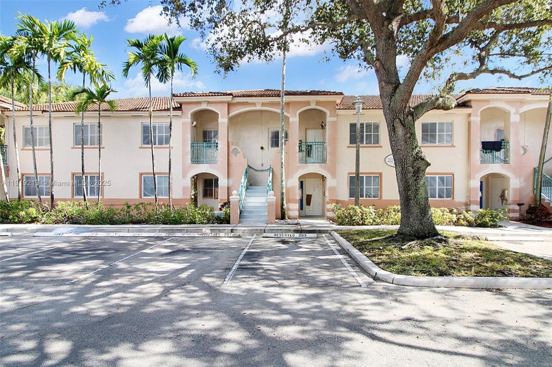 待售: $320,000 (2 贝兹, 2 浴室, 822 平方英尺)