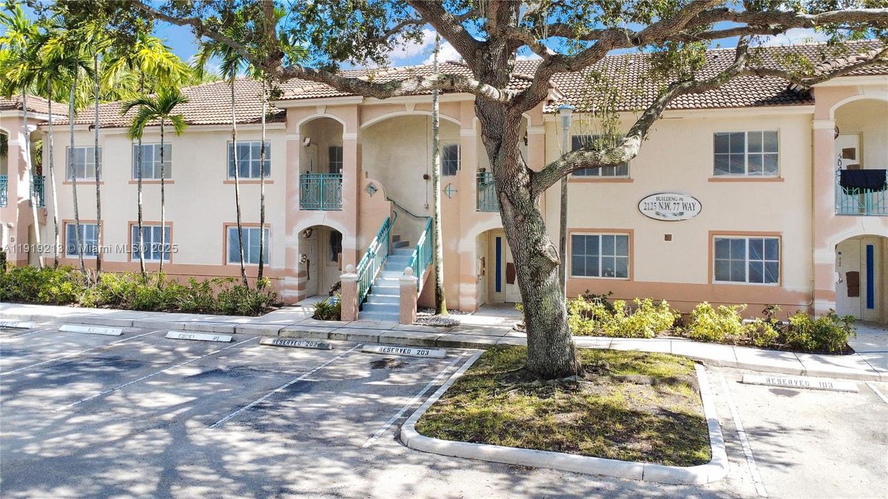 待售: $320,000 (2 贝兹, 2 浴室, 822 平方英尺)