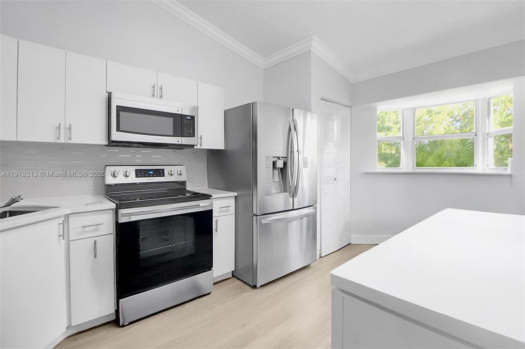 待售: $320,000 (2 贝兹, 2 浴室, 822 平方英尺)